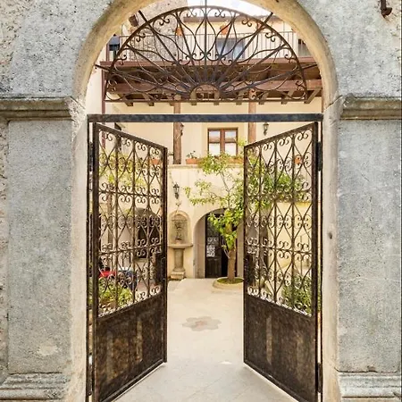 Palazzo Candida לינה וארוחת בוקר ג'ראצ'ה