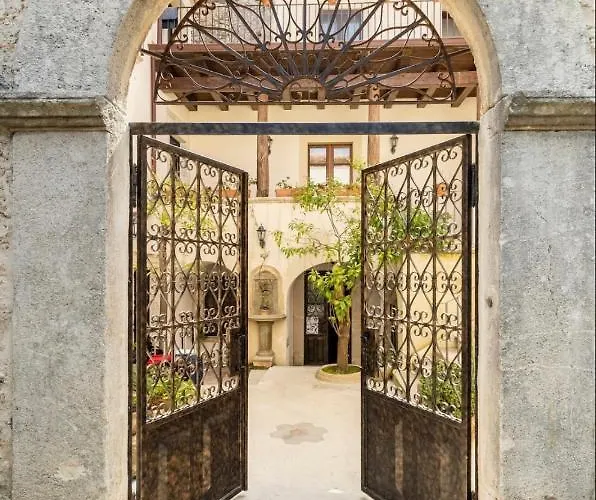 Palazzo Candida 住宿加早餐酒店 杰拉切