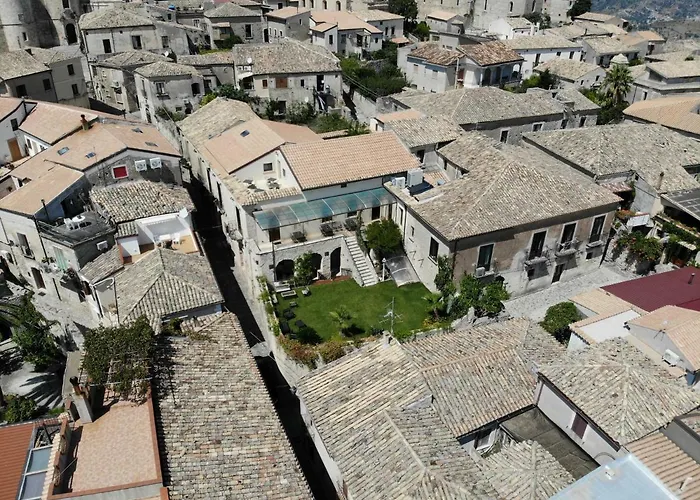 לינה וארוחת בוקר Palazzo Candida ג'ראצ'ה